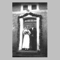 093-0001 September 1935. Horst Acktun aus Schillenberg heiratet Lina Mielke aus Roddau vor dem Wohnhaus Mielke in Roddau..jpg